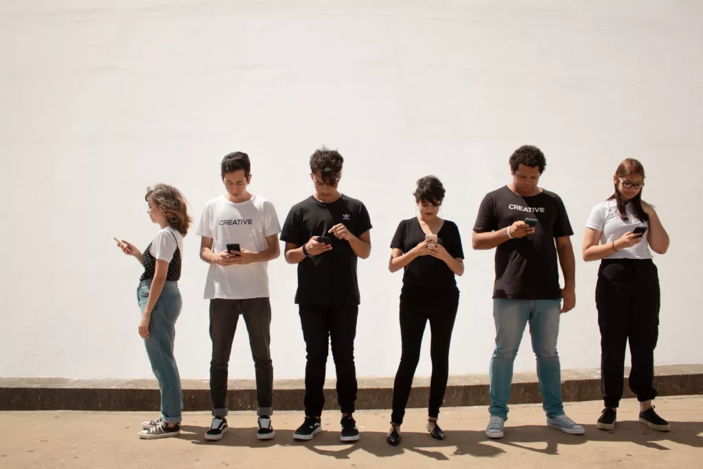 people on social media, leader d'opinione e influencer