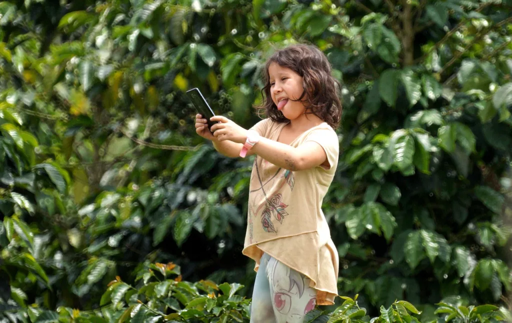 ragazzina con telefono
